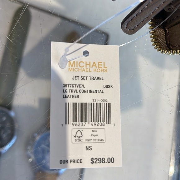 MICHAEL KORS
Leather Continental Wristlet Phone Case Wallet
Dusk
NWT - Picture 8 of 16